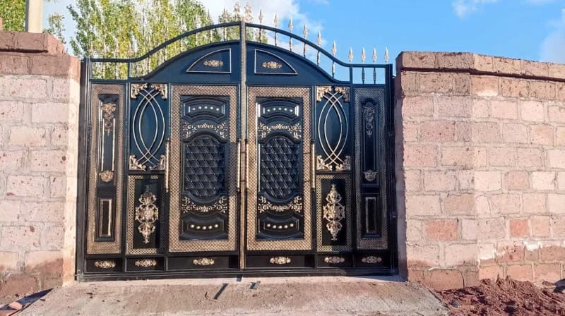 Դռներ, դարպասներ,ճաղավանդակներ