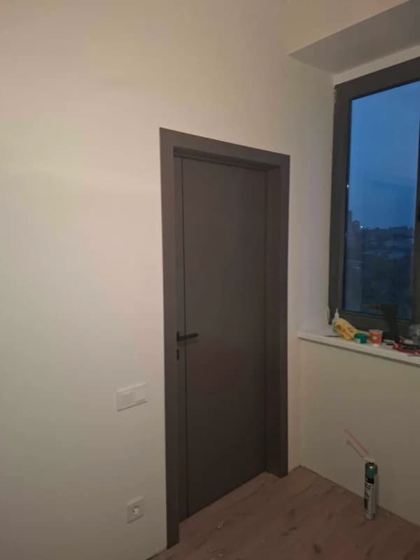 Միջսենյակաին դռների տեղադրում