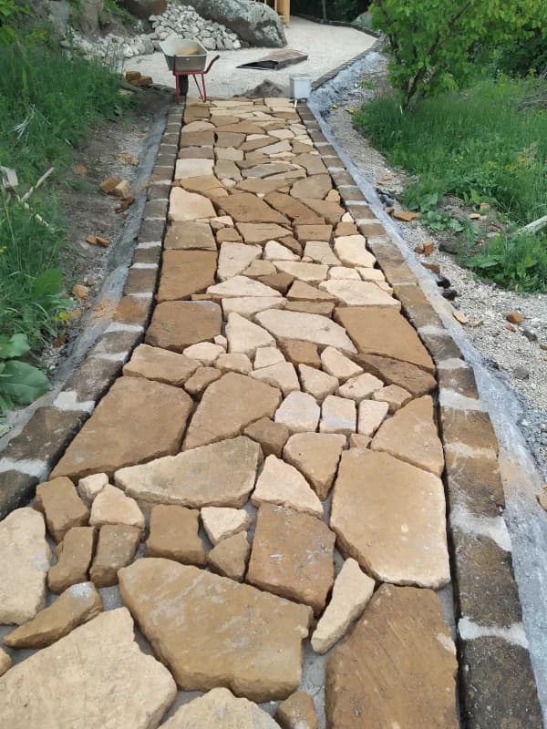 Տուֆ սալարկում եզրաքարով